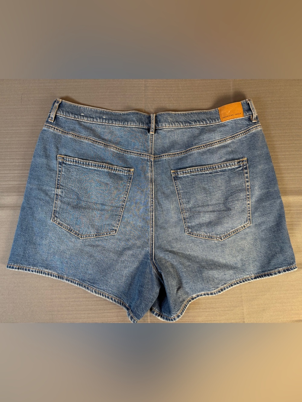 American Eagle Relaxed Denim Shorts Women’s Size 18 Blue Mid Rise Jean Shorts - Picture 4 of 7